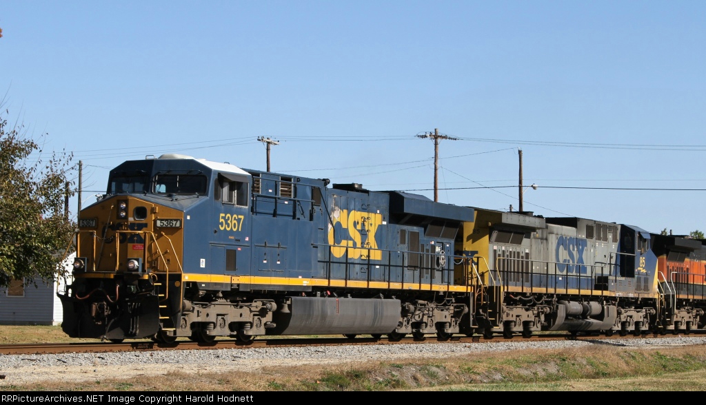 CSX 5367 leads train F728 towards the yard